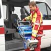 schodołaz liftkar pt fold wkładany do samochodu przez ratownika medycznego